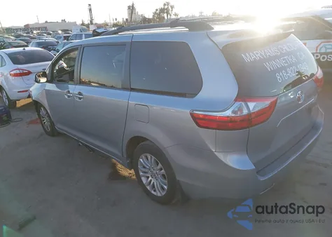 2015 Toyota Sienna Xle 8 Passenger z USA, uszkodzony, nr VIN 5TDYK3DC0FS575952